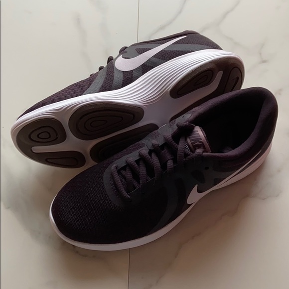 NWT Nike revolution 4 burgundy - Picture 9 of 9